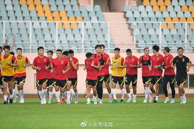 这种在写实框架中融进非现实主义因素的叙事手法产生了间离效果形成理性关照富有哲理意味，进一步阐发了文化寻根和追寻民族之魂的主题。